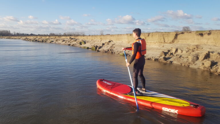 Activités sportives : un homme qui fait du Stand up Paddle sur la Sélune