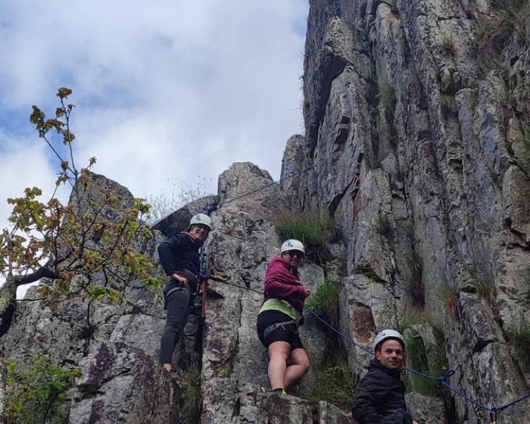 Activités sportives escalade sur les rochers de Mortain-Bocage. Vibrer Plein Air/ via corda