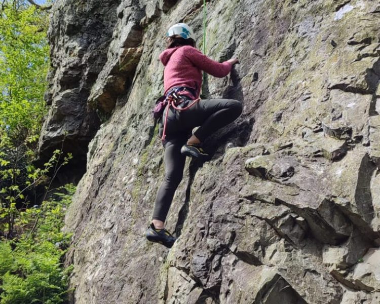 Activités sportives escalade sur les rochers de Mortain-Bocage. Vibrer Plein Air/ grimpe, escalade en moulinette