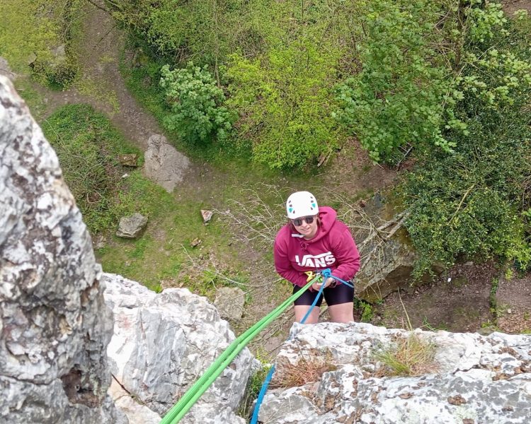 Activités sportives escalade sur les rochers de Mortain-Bocage. Vibrer Plein Air/ descente en rappel